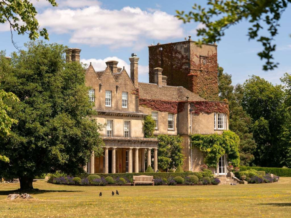 Lucknam Park Hotel & Spa, dans les Cotswolds anglais, a marqué l'ouverture du premier hôtel Emblems Collection en novembre 2025