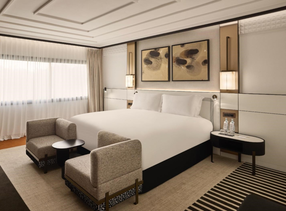 Au Sofitel Rabat, la signature de service "Cousu Main" trouve son &eacute;cho dans les broderies inspir&eacute;es des motifs marocains qui habillent les t&ecirc;tes de lit.