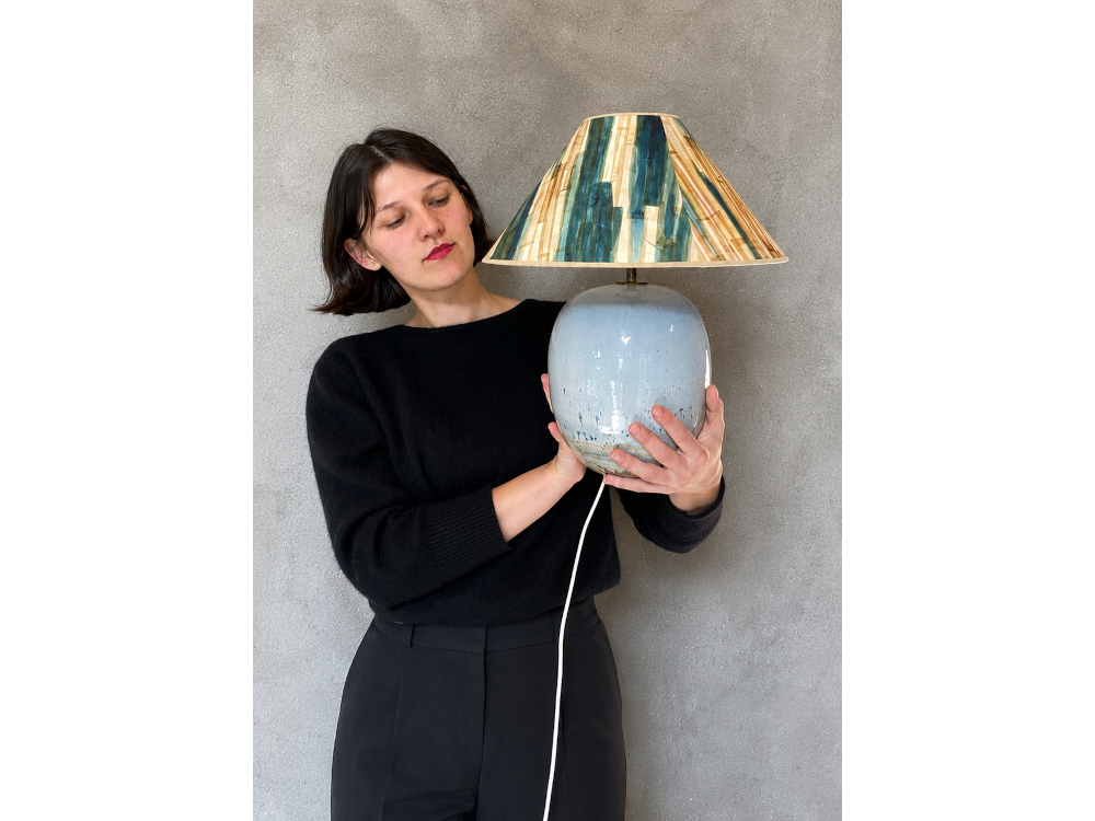 Collection de lampes Aléa imaginée avec la céramiste Pascale Risbourg, dont l'abat-jour est habillé de peau d'aubergine par Charlotte Le Carpentier