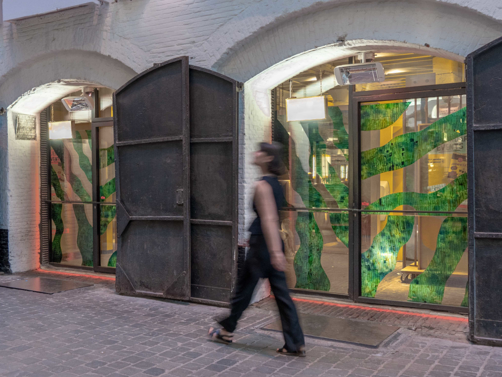 Les portes vitrées réalisées pour le Wolf Food Market, restaurant à Bruxelles, avec l'architecte d'intérieur Lionel Jadot