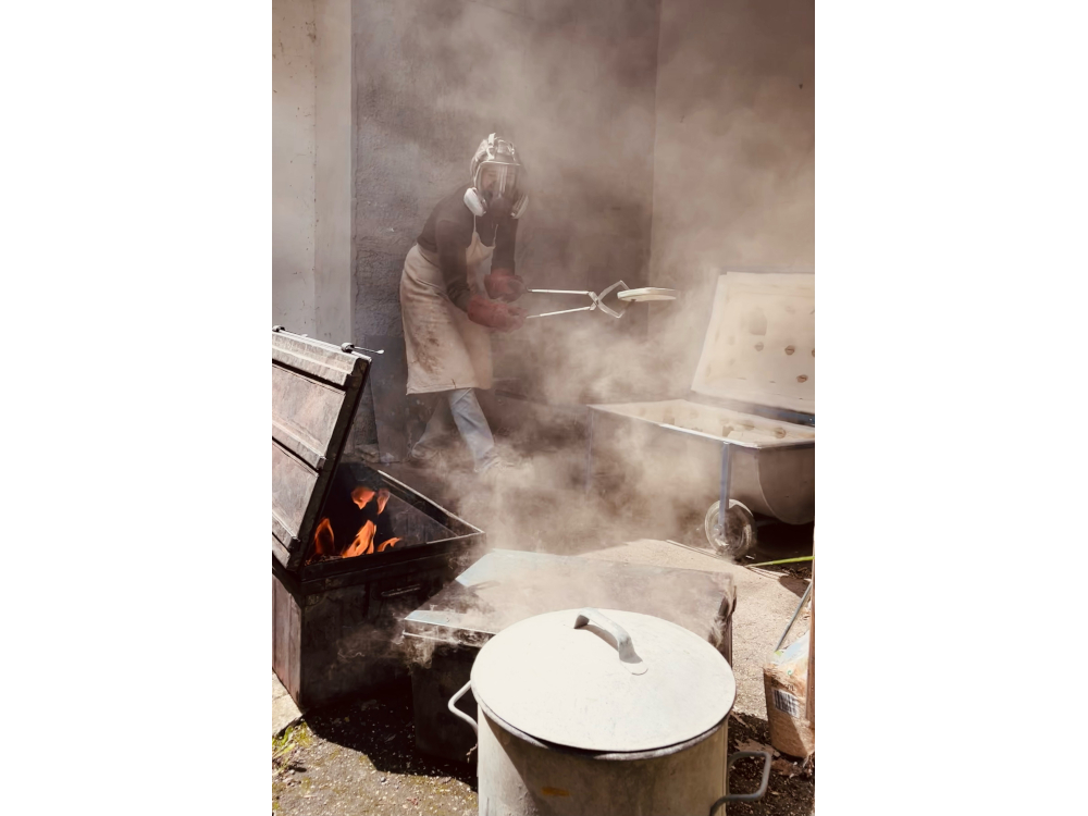 Sonja de Monchy pendant le processus de la cuisson raku