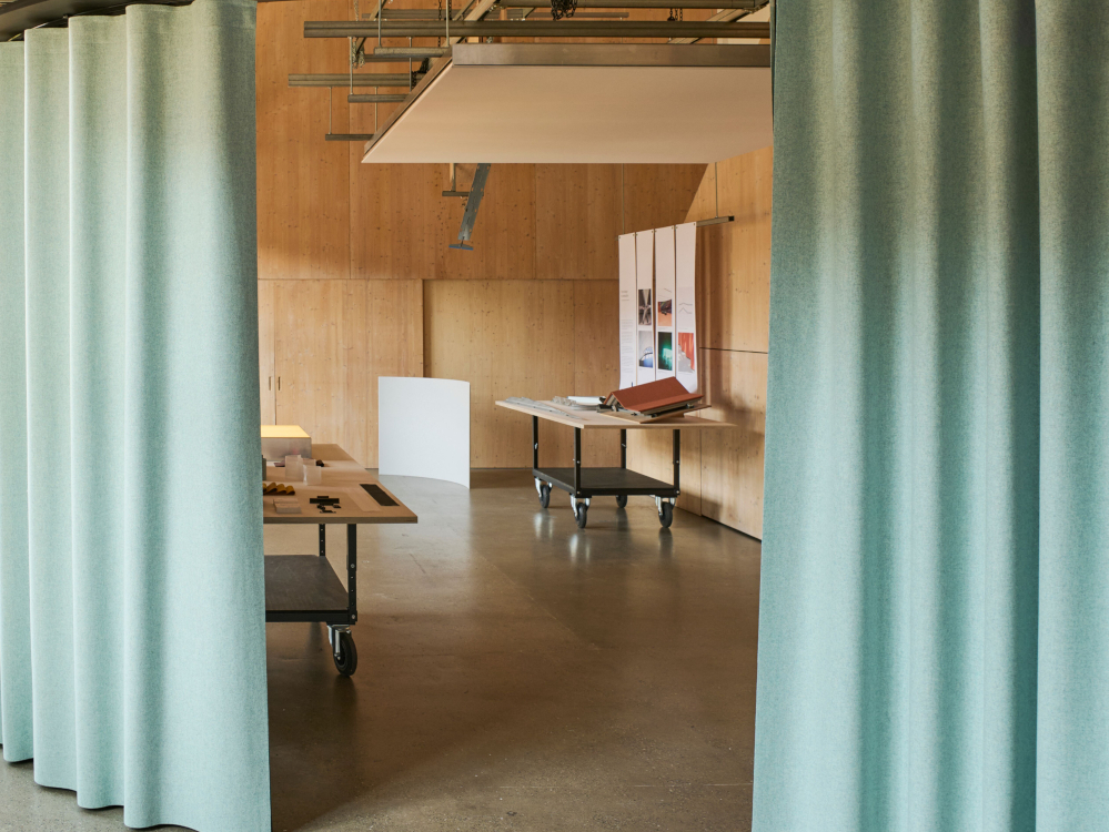La solution de rideau acoustique Kvadrat Waves propose une solution design à l'aménagement acoustique de bureau