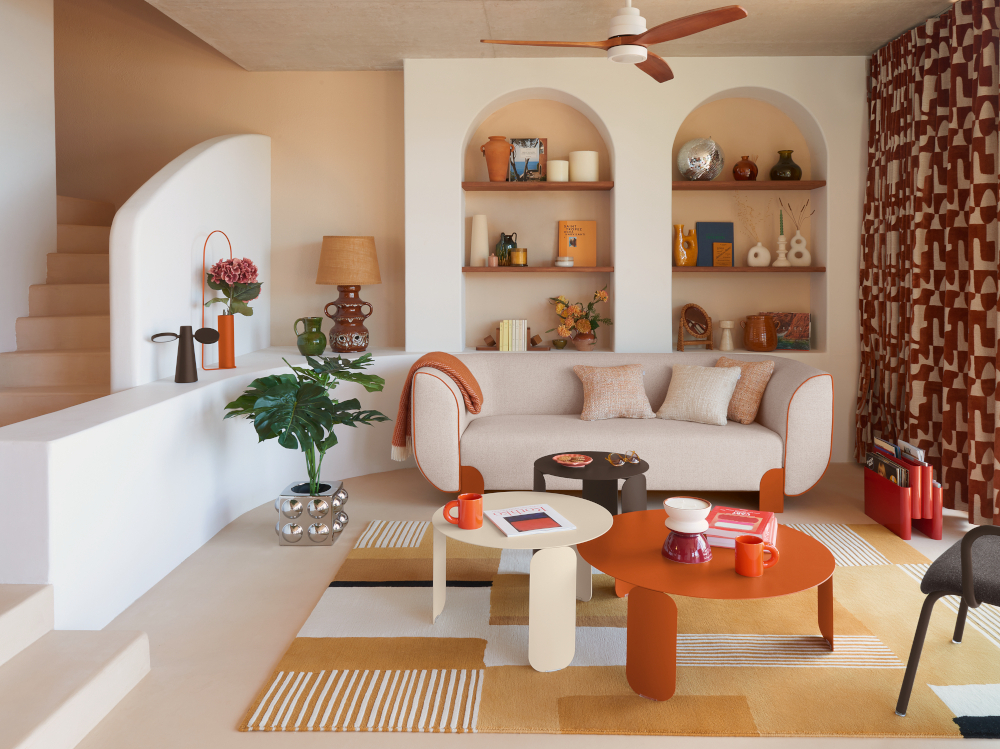Avec le canapé Voulez-vous et une collection en métal et bois, Fermob installe ses codes couleur à l'intérieur de la maison