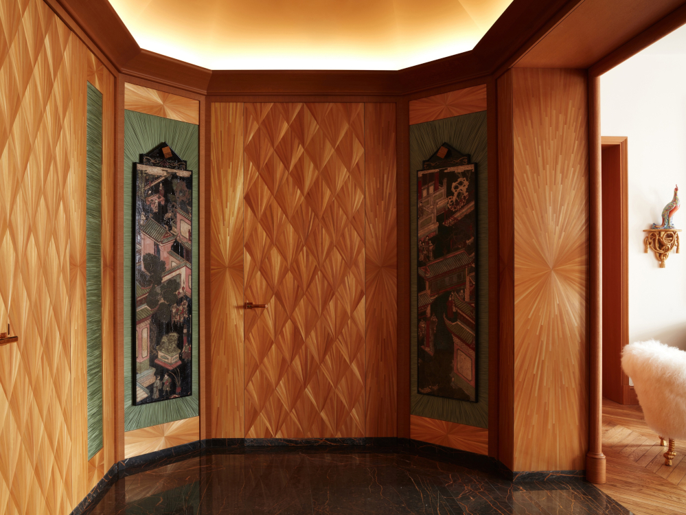 Panneaux muraux et cabinet en marqueterie de paille r&eacute;alis&eacute;s pour un appartement parisien, d&eacute;cor&eacute; par Walid Sfeir.
