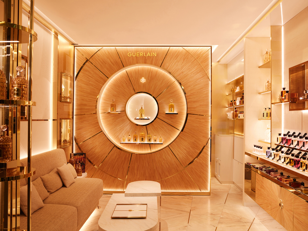 Panneau en marqueterie de paille pour la boutique Guerlain de Harrods, &agrave; Londres.