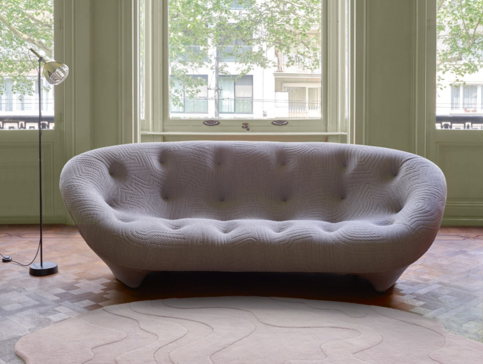 Le canapé Ploum des frères Bouroullec est l'un des canapés emblématiques de la marque et des deux designers.