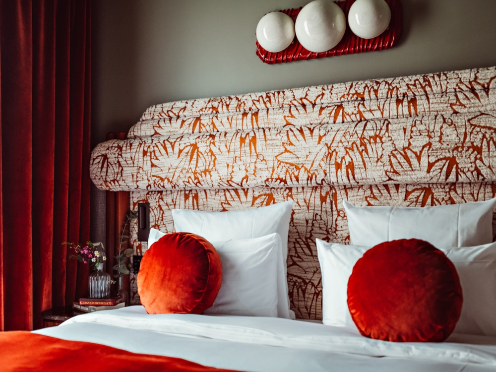 L'hôtel La Sève, à Paris : têtes de lit graphiques et velours orangé pour un décor enveloppant.