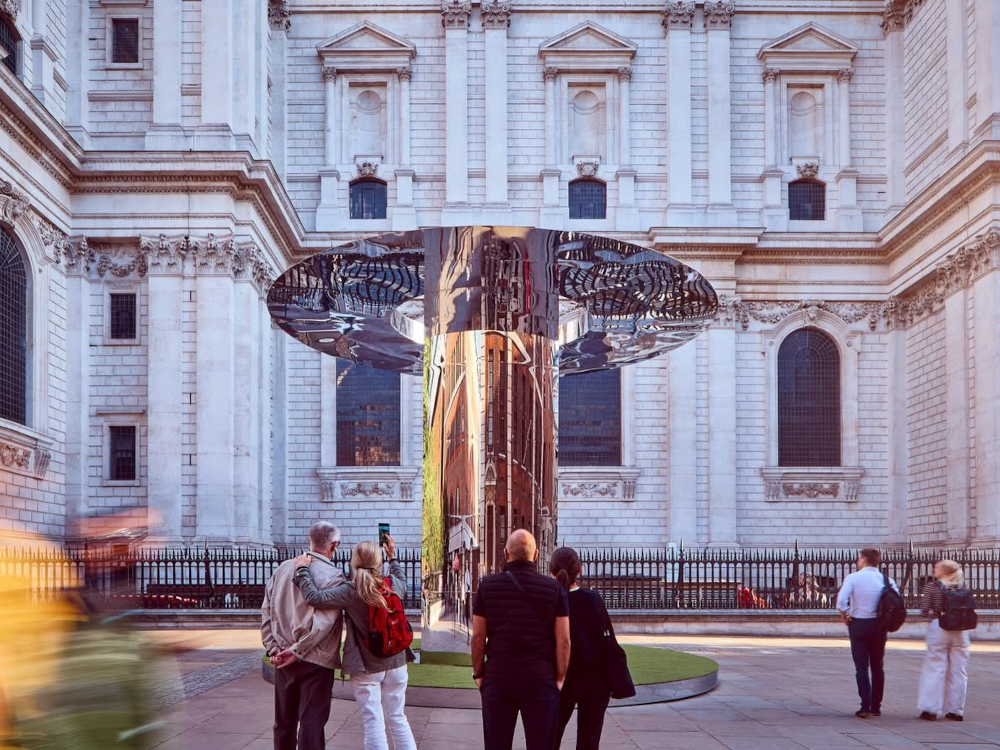 The Point of Unity, sculpture en miroirs et fibre optique de Mykola Kabluka, installée dans l'enceinte de St Paul's Cathedral.