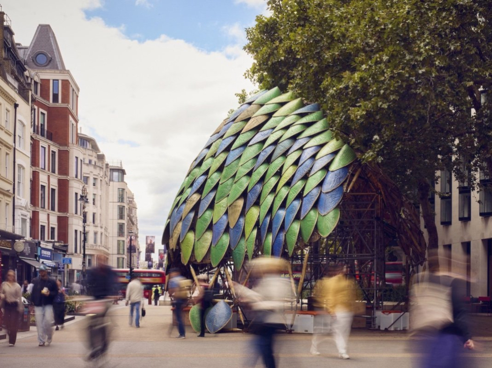 The Pangolin Shield, pavillon en bambou de Studio Saar et Atelier One, installé sur la partie piétonne du Strand.
