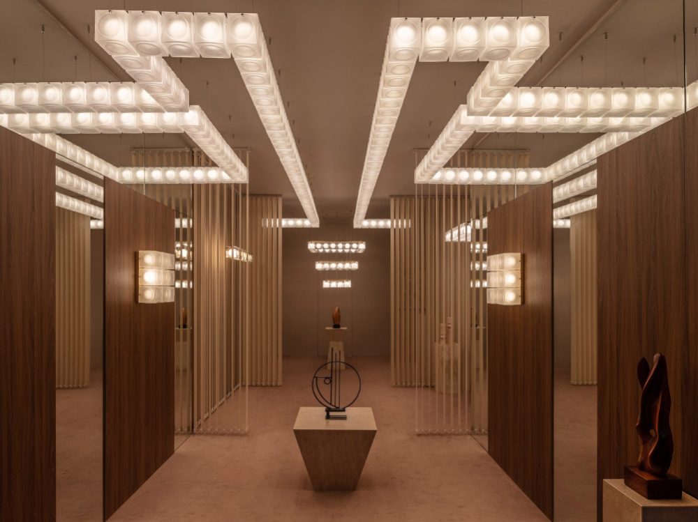 The Chant Chambers, mise en scène de la collection de luminaires Chant de Lee Broom dans son showroom de Shoreditch.
