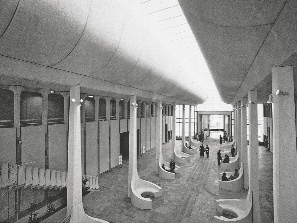 Salle des pas perdus du tribunal de Créteil