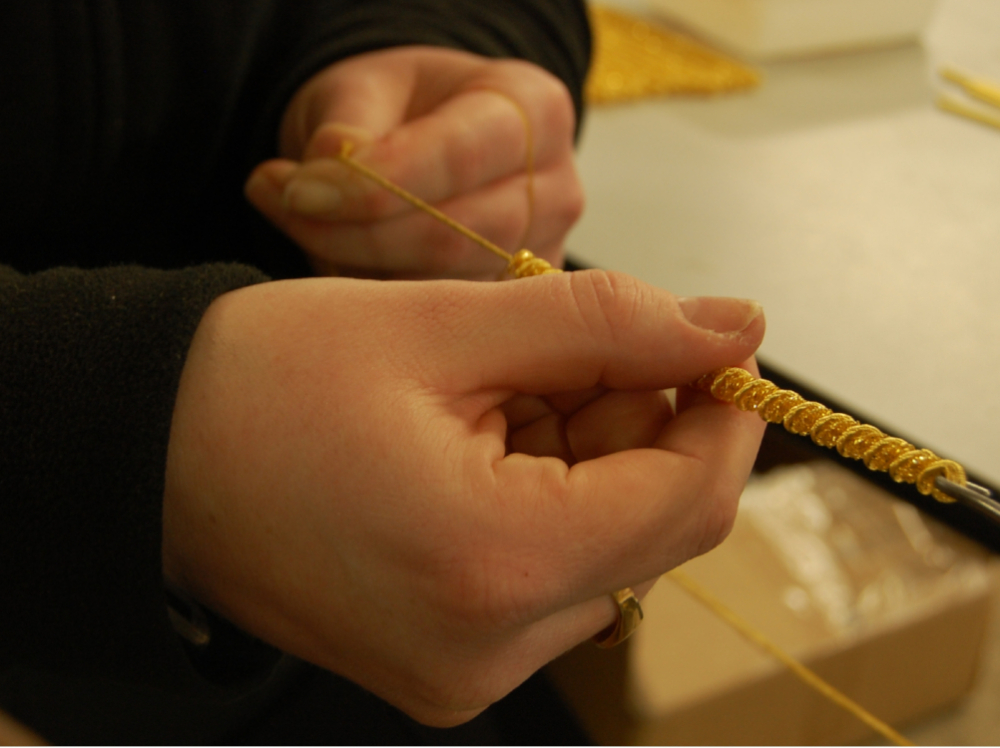A l'atelier de Montreuil-aux-Lions de Declercq Passementiers, le travail &agrave; l'&eacute;tabli.