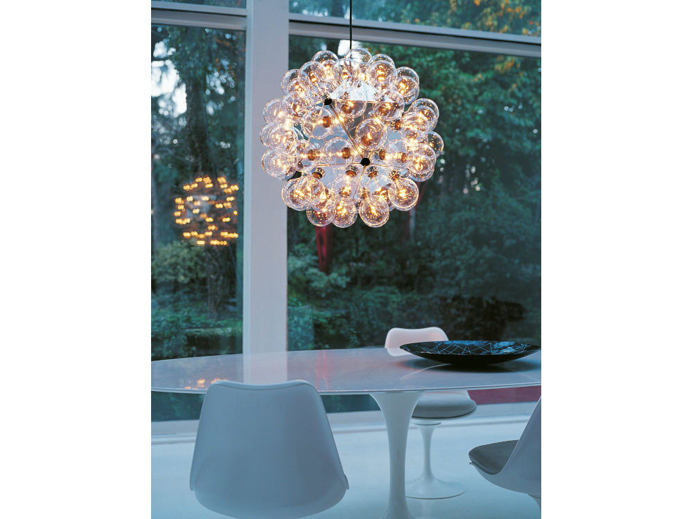 La suspension Taraxacum d'Achille et Pier Giacomo Castiglioni, l'une des premi&egrave;res lampes en cocoon &eacute;dit&eacute;es par Flos au d&eacute;but des ann&eacute;es 1960.