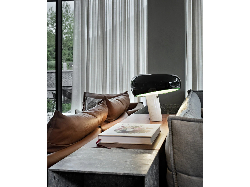La lampe de table Snoopy, &eacute;dit&eacute;e par Flos depuis 1967, associe un socle de marbre &agrave; un abat-jour en m&eacute;tal &eacute;maill&eacute;.