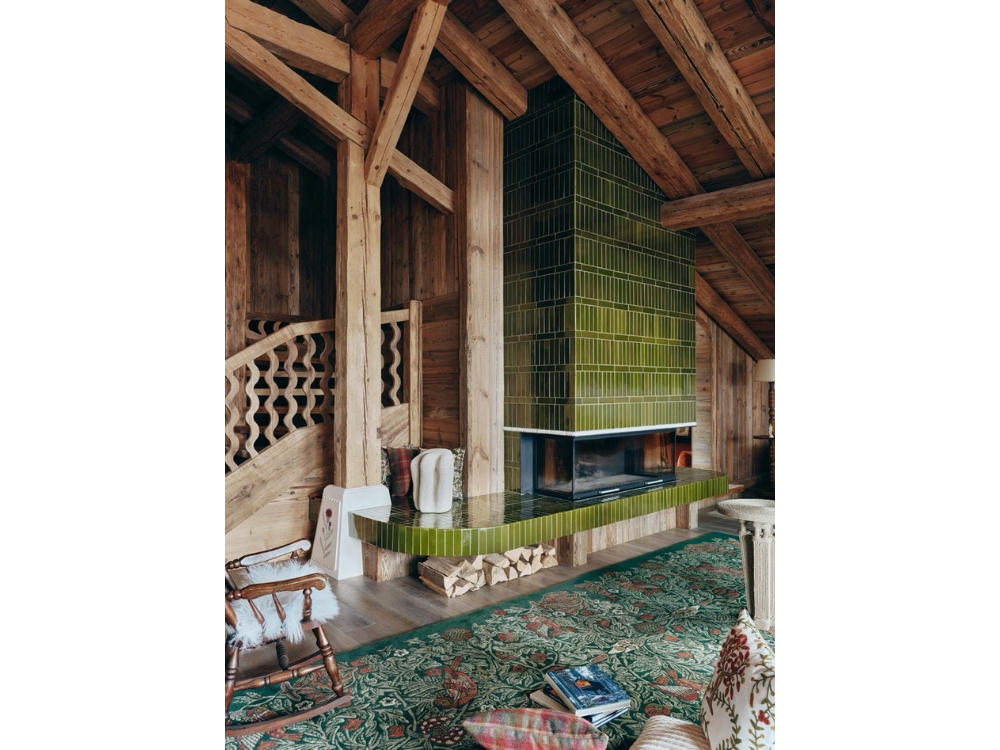 La cheminée d'un chalet repensé par Friedmann & Versace