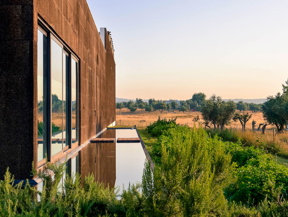 La façade en aggloméré de liège expansé de l'Ecorkhotel, à Évora, au Portugal.