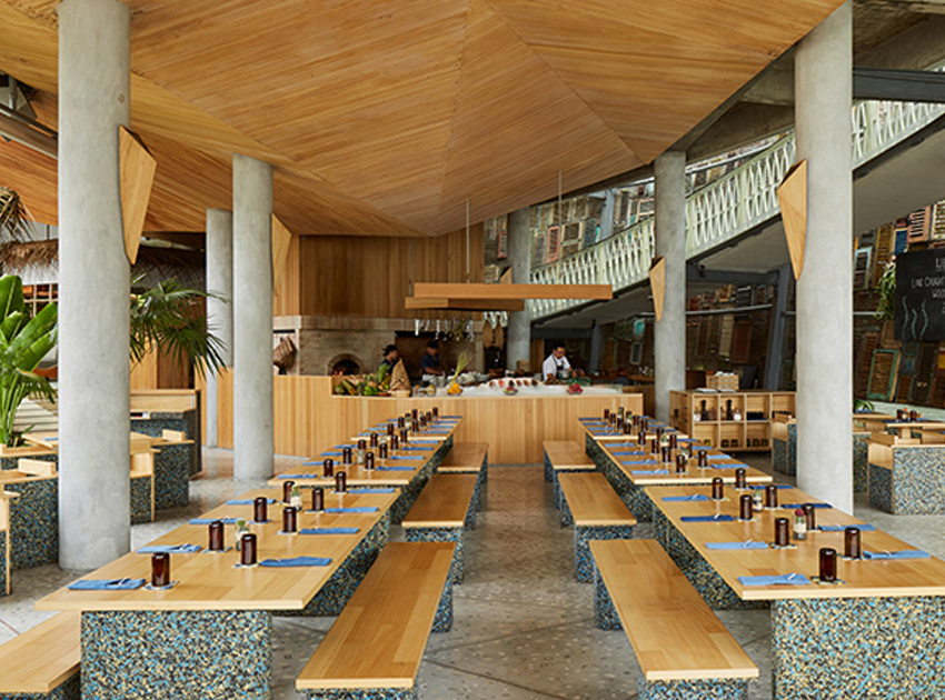 Les tables du restaurant Ijen, au Desa Potato Head de Bali, réalisées en plastique recyclé.