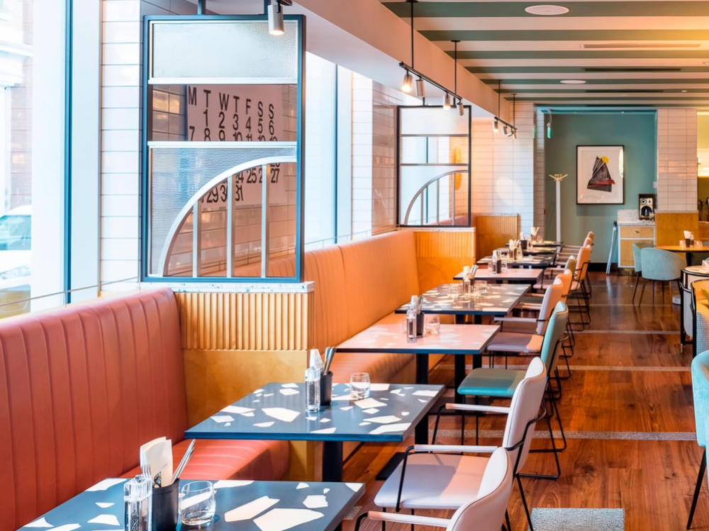 Le restaurant de l'hôtel The Dixon, à Londres, et ses plateaux de table en Altrock.