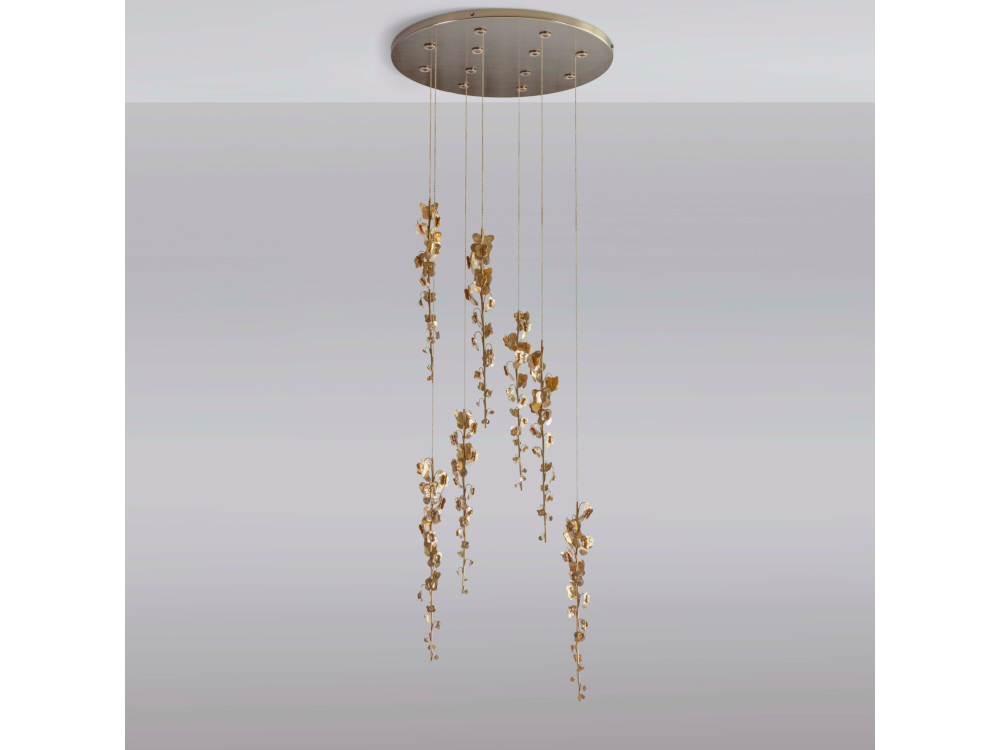 Le lustre Blossom Cluster de Tigermoth Lighting, en cuivre martel&eacute;, reprend la forme des grappes de glycine.