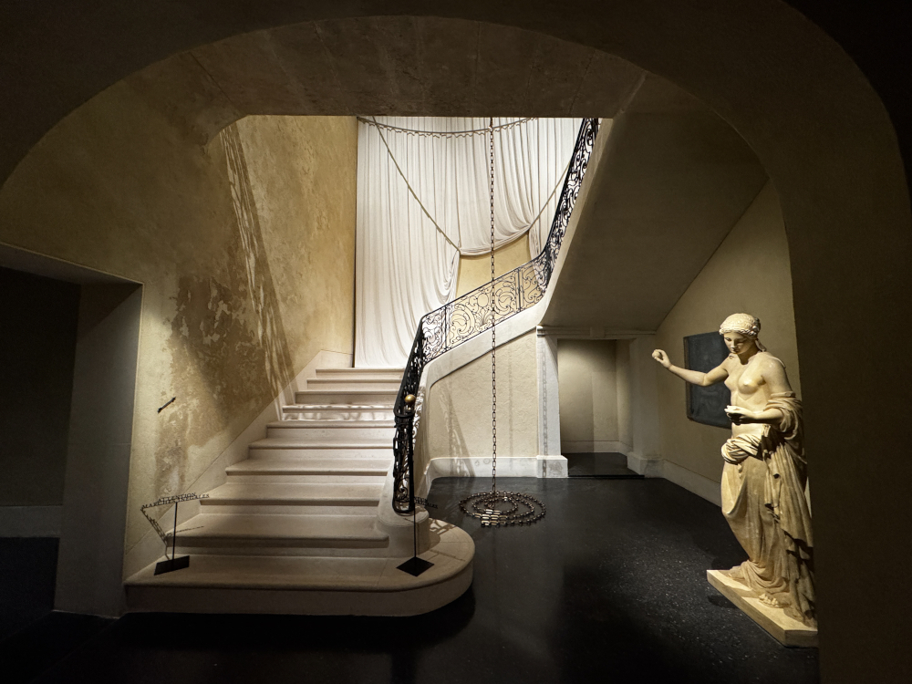 Exposition au Musée de la mode et du costume, à Arles. Architecture intérieure : Studio KO. Conception lumière : Akari-Lisa Ishii, I.C.O.N.