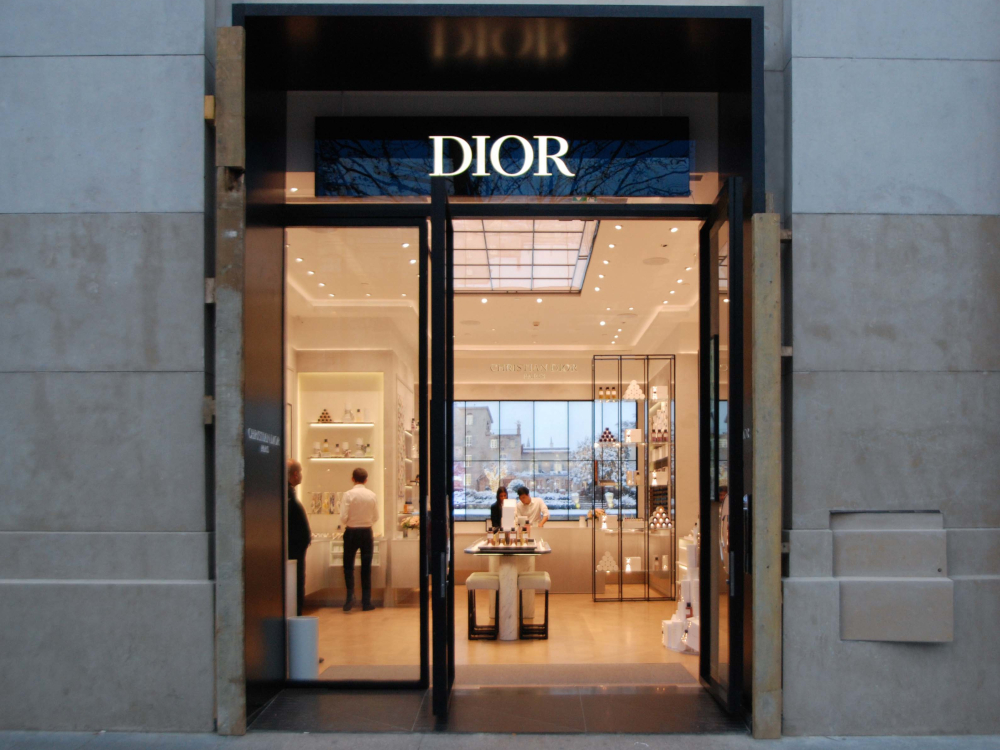 La boutique Parfums Christian Dior des Champs-Élysées, à Paris. Conception lumière : Akari-Lisa Ishii, I.C.O.N.