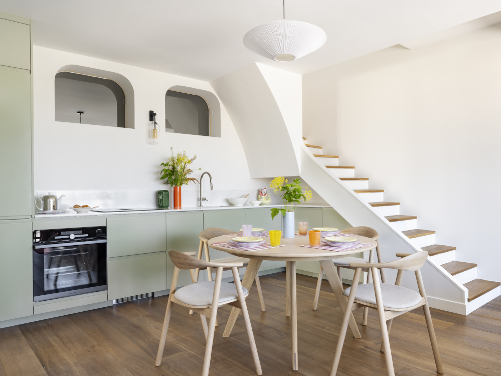 La nouvelle cuisine sous l'escalier