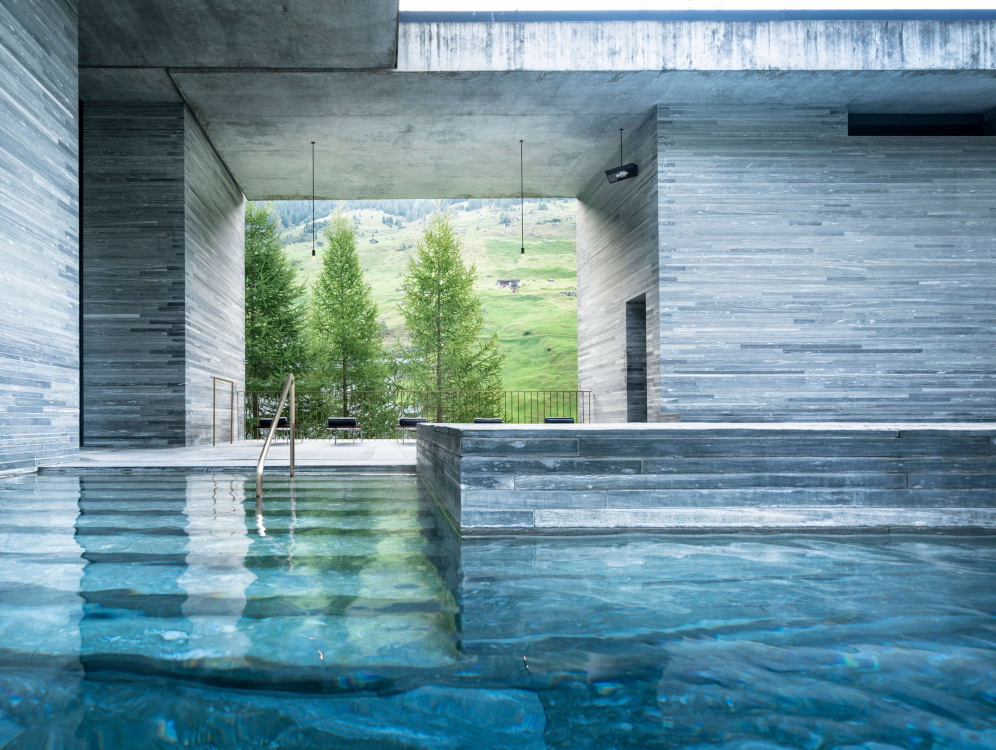 Aux Thermes de Vals, Peter Zumthor compose l'ambiance avec la pierre locale, l'eau et la lumi&egrave;re.