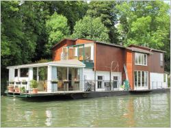 Vingt-huit ans &agrave; bord dune maison flottante