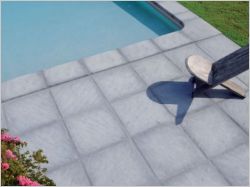Quand le sol donne le ton aux piscines