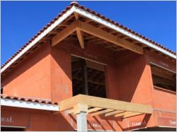 Une maison BBC en briques tourn&eacute;e vers le soleil