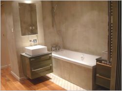 Une salle de bains agrandie et modernis&eacute;e