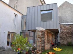Extension : une bo&icirc;te en zinc pos&eacute;e sur un mur