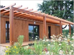 Une maison bois construite sur les vestiges d'un hangar agricole