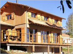 Une maison construite en bois et paille