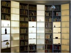 Une cloison bibliothèque pour réorganiser un appartement 