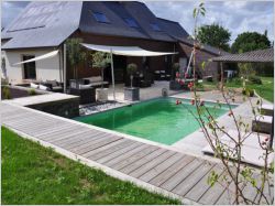 Un ensemble terrasse et piscine intégré au paysage