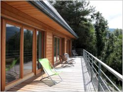 Béton, bois et zinc pour un chalet BBC lumineux