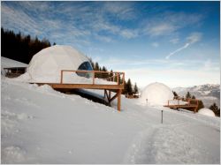 Une nuit dans un dôme accroché à la montagne